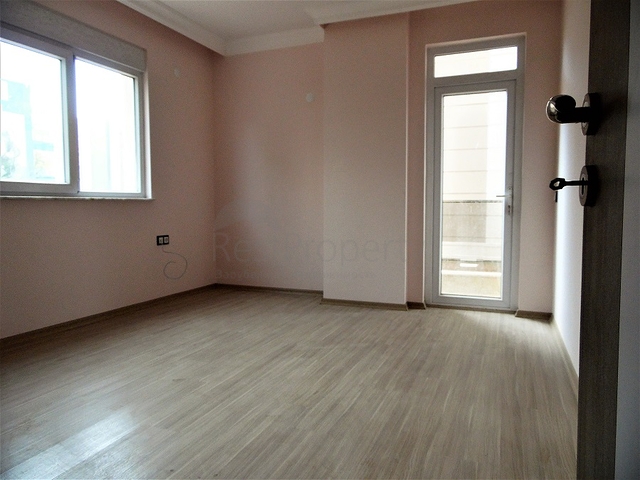 شقة واسعة بثلاث غرف نوم ومطبخ منفصل في مركز مدينة انطاليا