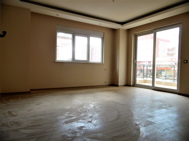 شقة واسعة بثلاث غرف نوم ومطبخ منفصل في مركز مدينة انطاليا