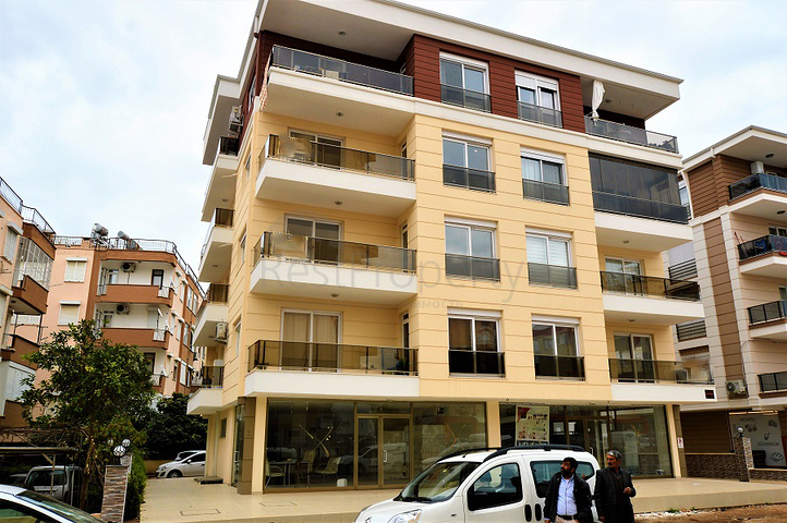 شقة واسعة بثلاث غرف نوم ومطبخ منفصل في مركز مدينة انطاليا