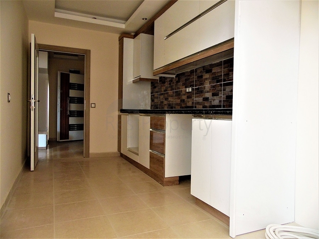 شقة واسعة بثلاث غرف نوم ومطبخ منفصل في مركز مدينة انطاليا