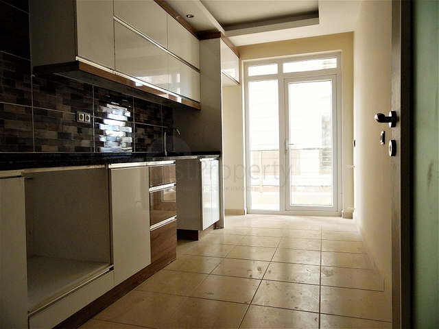 شقة واسعة بثلاث غرف نوم ومطبخ منفصل في مركز مدينة انطاليا