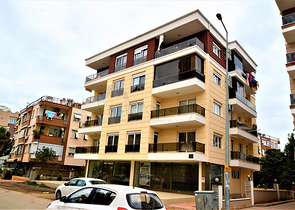 شقة واسعة بثلاث غرف نوم ومطبخ منفصل في مركز مدينة انطاليا