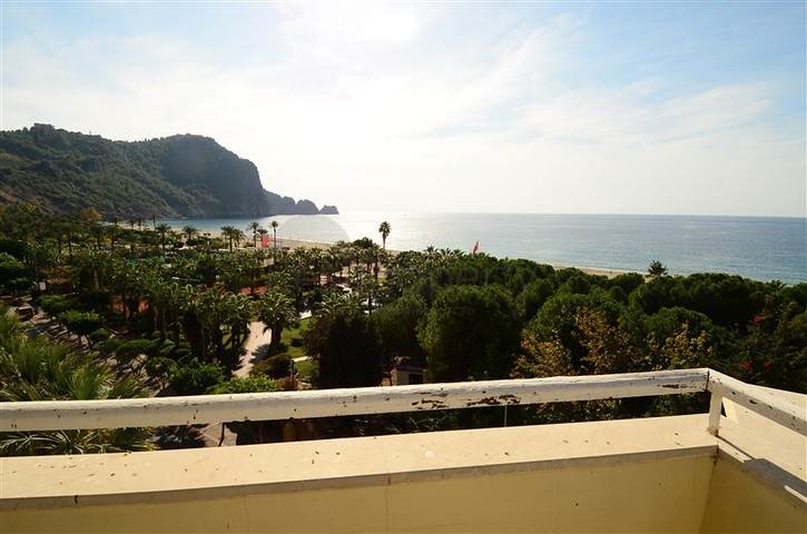 فندق على الخط الأول لشاطئ البحر في الانيا