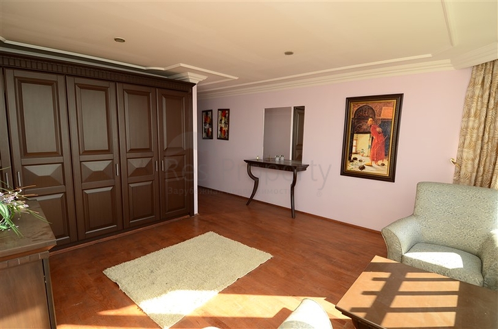 فندق على الخط الأول لشاطئ البحر في الانيا