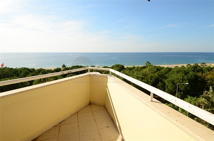 فندق على الخط الأول لشاطئ البحر في الانيا