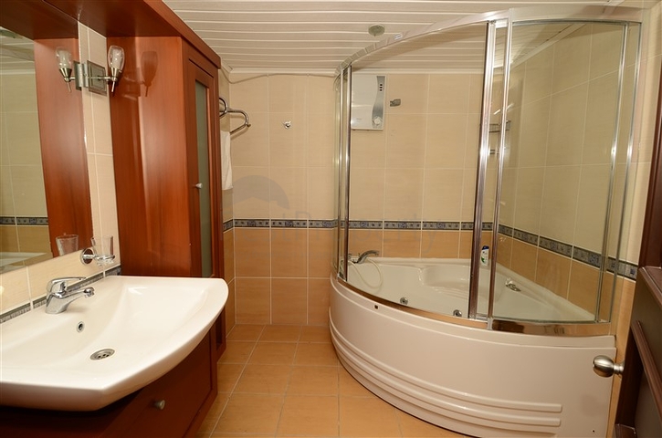 فندق على الخط الأول لشاطئ البحر في الانيا