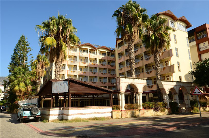 فندق على الخط الأول لشاطئ البحر في الانيا