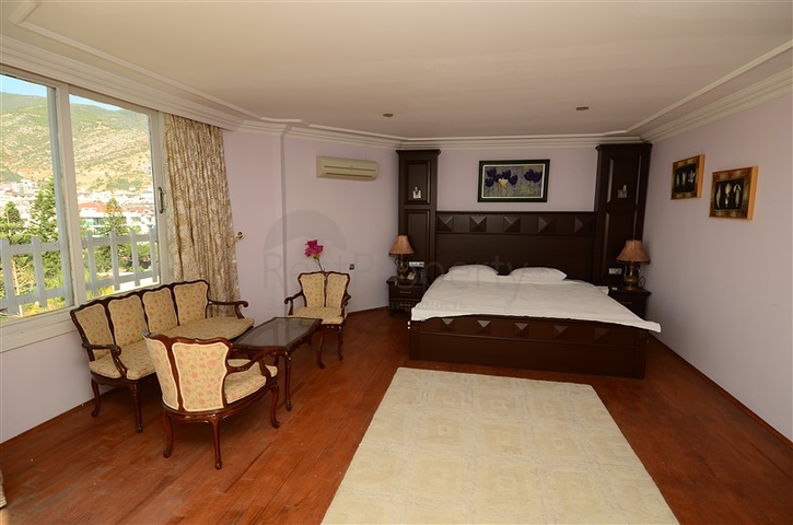 فندق على الخط الأول لشاطئ البحر في الانيا