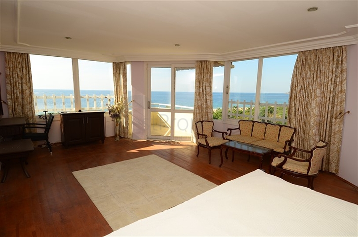 فندق على الخط الأول لشاطئ البحر في الانيا