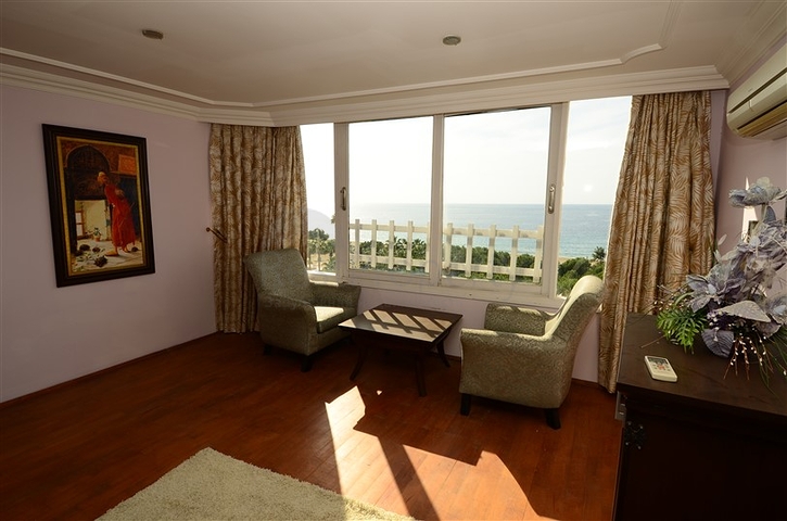 فندق على الخط الأول لشاطئ البحر في الانيا