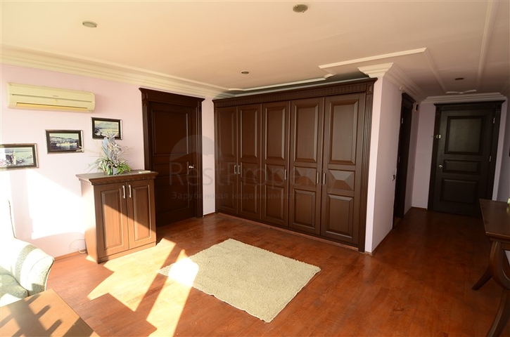 فندق على الخط الأول لشاطئ البحر في الانيا