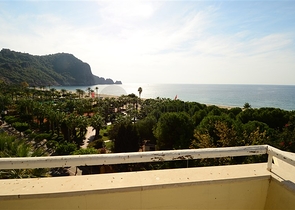 فندق على الخط الأول لشاطئ البحر في الانيا