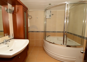 فندق على الخط الأول لشاطئ البحر في الانيا