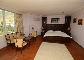 فندق على الخط الأول لشاطئ البحر في الانيا