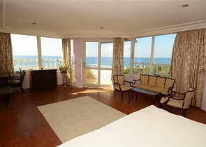 فندق على الخط الأول لشاطئ البحر في الانيا