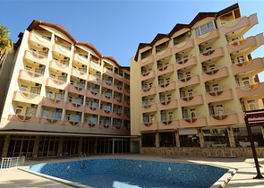 فندق على الخط الأول لشاطئ البحر في الانيا