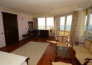 فندق على الخط الأول لشاطئ البحر في الانيا