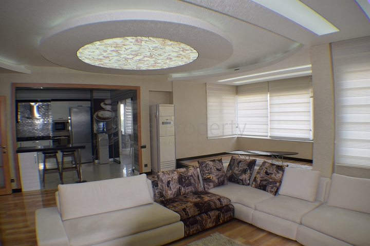 شقة مفروشة بثلاث غرف نوم في كونيالتي / انطاليا تبعد 150 مترعن الشاطئ 