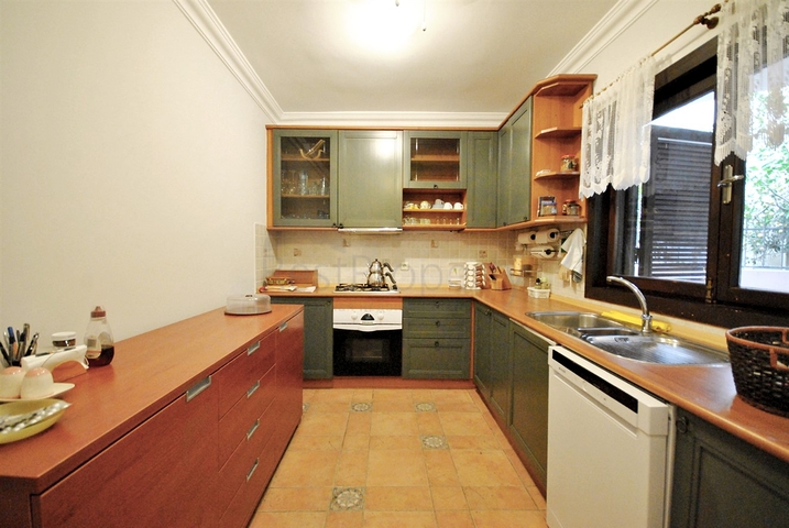 فيلا بخمس غرف نوم وصالونين على البحر الابيض المتوسط