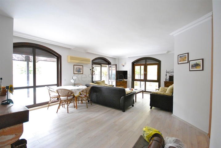 فيلا بخمس غرف نوم وصالونين على البحر الابيض المتوسط