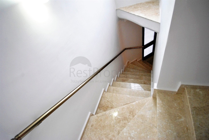 فيلا بخمس غرف نوم وصالونين على البحر الابيض المتوسط