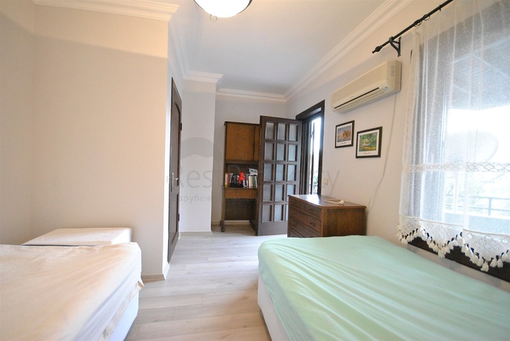 فيلا بخمس غرف نوم وصالونين على البحر الابيض المتوسط