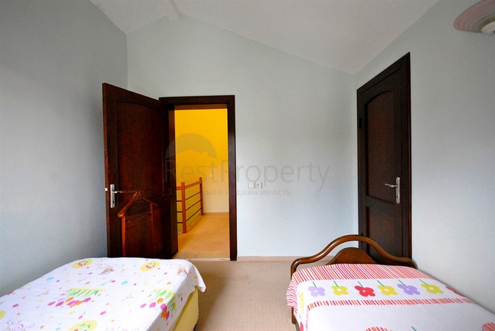 فيلا بخمس غرف نوم وصالونين على البحر الابيض المتوسط