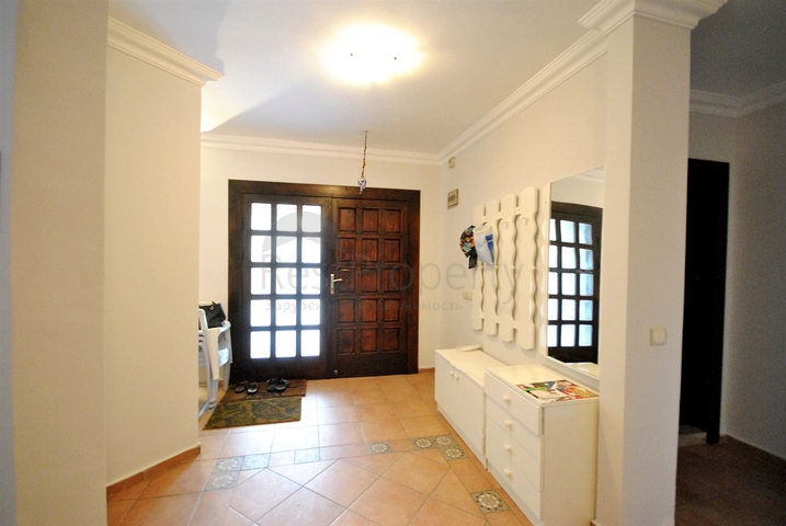 فيلا بخمس غرف نوم وصالونين على البحر الابيض المتوسط