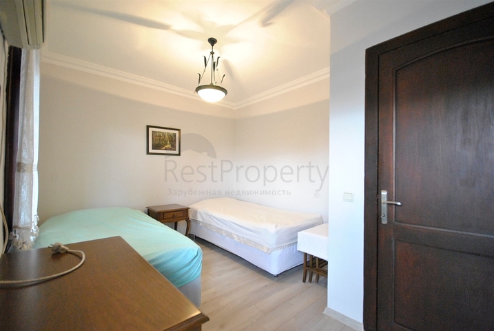 فيلا بخمس غرف نوم وصالونين على البحر الابيض المتوسط