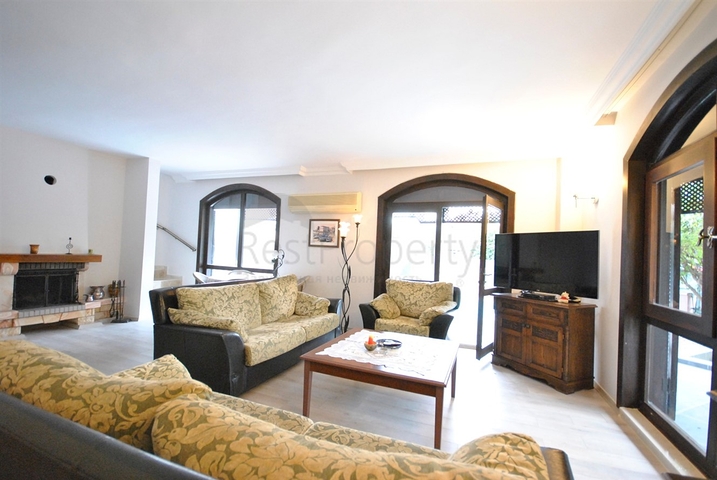 فيلا بخمس غرف نوم وصالونين على البحر الابيض المتوسط