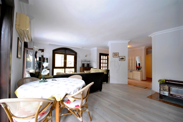 فيلا بخمس غرف نوم وصالونين على البحر الابيض المتوسط