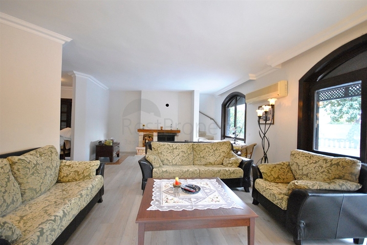 فيلا بخمس غرف نوم وصالونين على البحر الابيض المتوسط