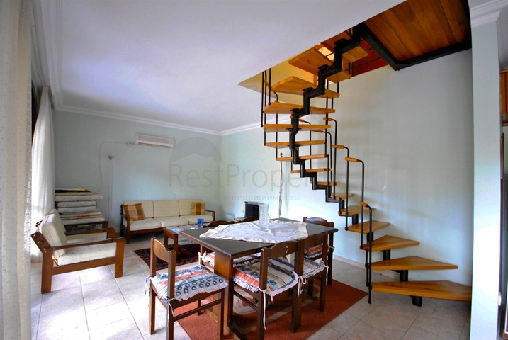 فيلا بخمس غرف نوم وصالونين على البحر الابيض المتوسط