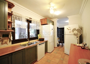 فيلا بخمس غرف نوم وصالونين على البحر الابيض المتوسط