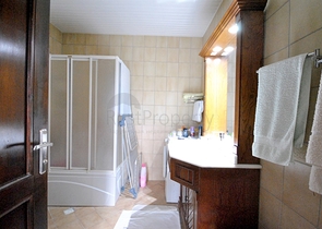 فيلا بخمس غرف نوم وصالونين على البحر الابيض المتوسط