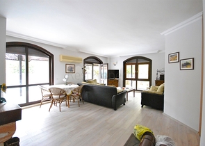 فيلا بخمس غرف نوم وصالونين على البحر الابيض المتوسط