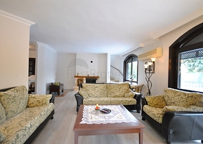 فيلا بخمس غرف نوم وصالونين على البحر الابيض المتوسط