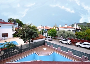 فيلا بخمس غرف نوم وصالونين على البحر الابيض المتوسط