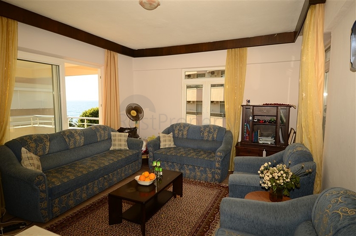 شقة على الصف الأول بسعر ممتاز