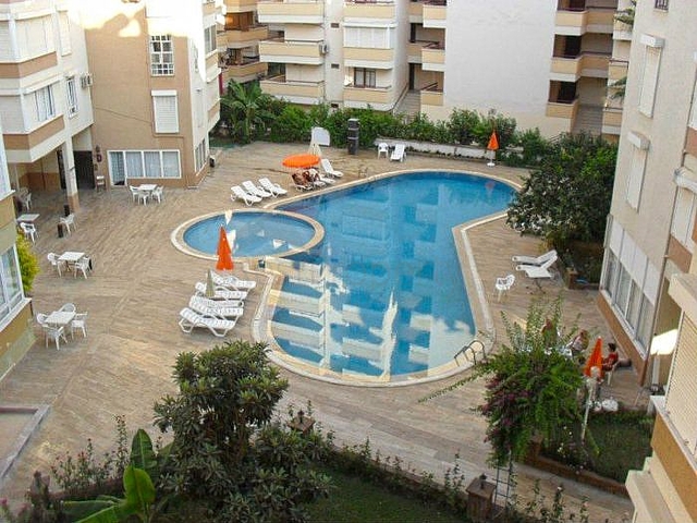 شقة على الصف الأول بسعر ممتاز