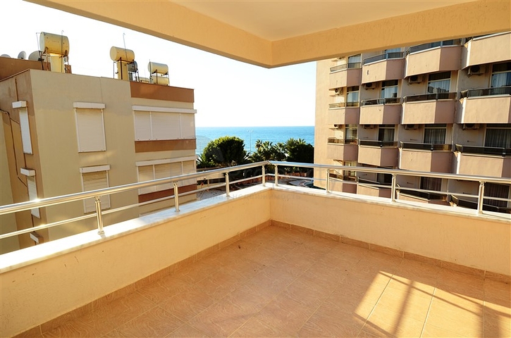 شقة على الصف الأول بسعر ممتاز