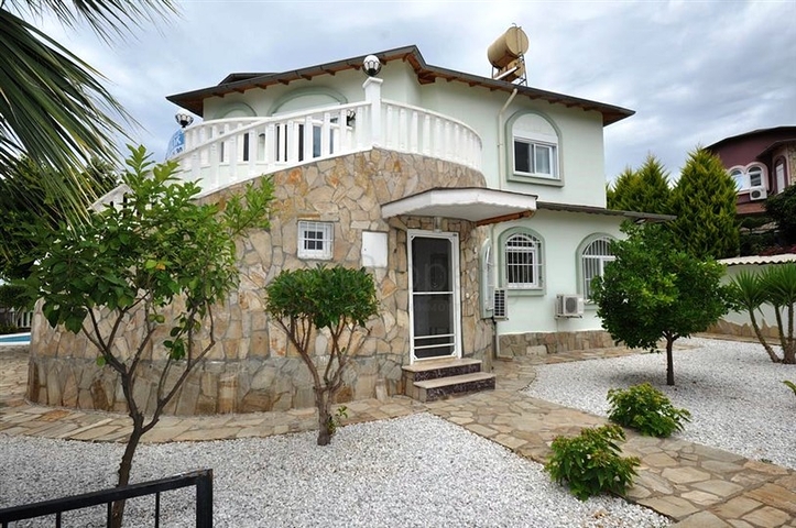 فيلا مع بركة سباحة خاصة في الانيا