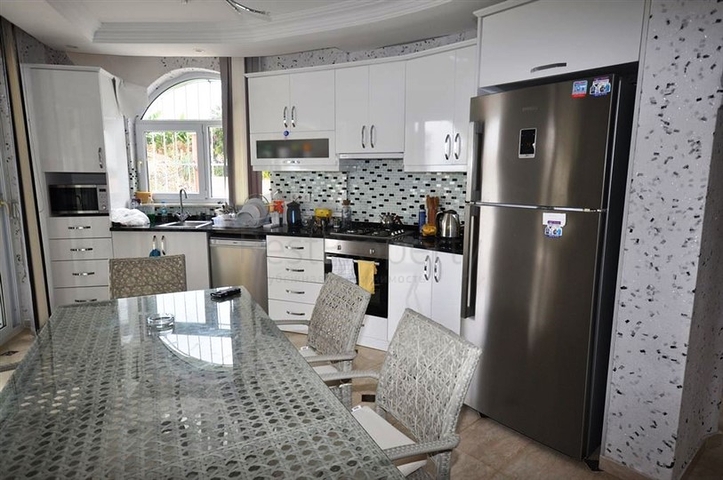 فيلا مع بركة سباحة خاصة في الانيا