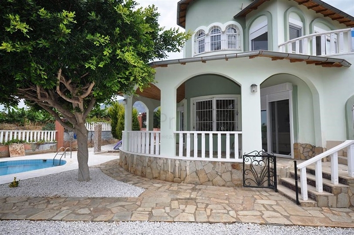 فيلا مع بركة سباحة خاصة في الانيا