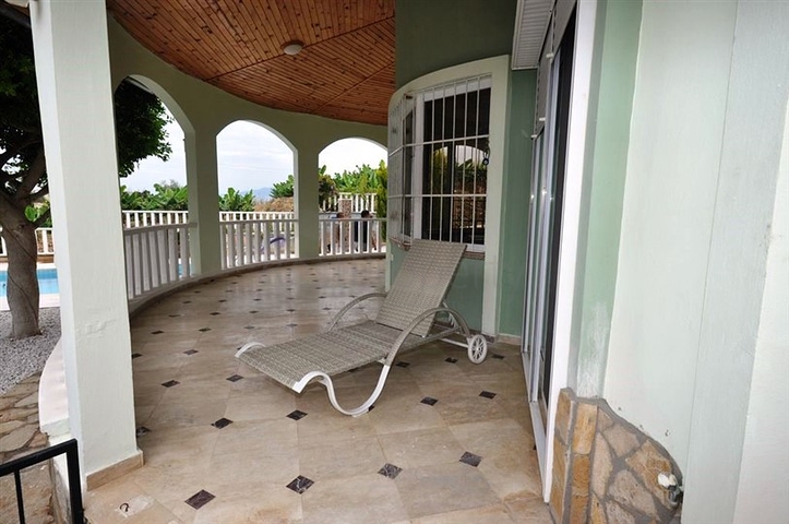 فيلا مع بركة سباحة خاصة في الانيا