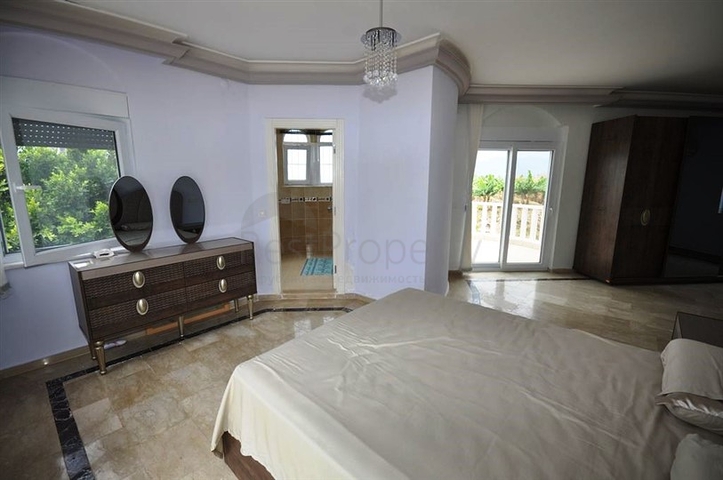 فيلا مع بركة سباحة خاصة في الانيا