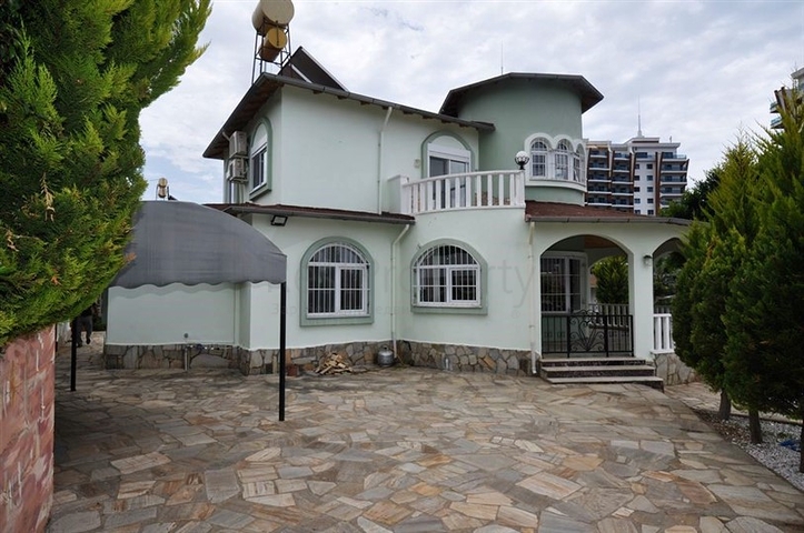 فيلا مع بركة سباحة خاصة في الانيا