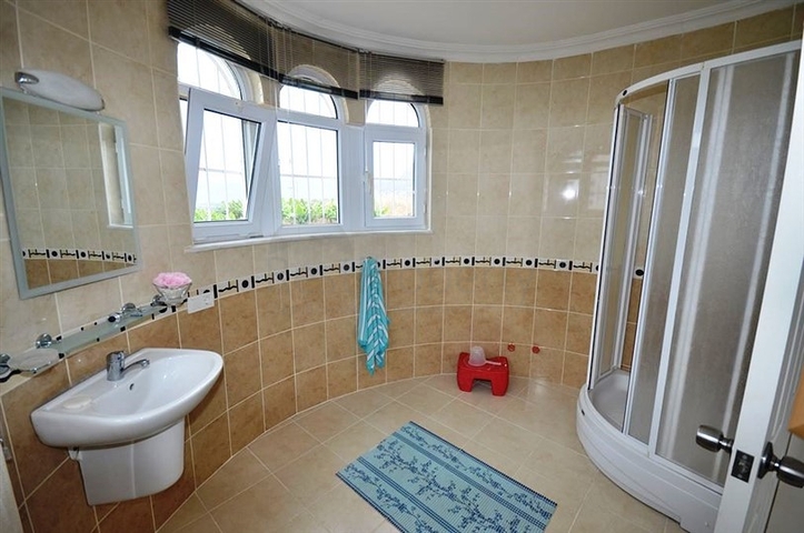 فيلا مع بركة سباحة خاصة في الانيا