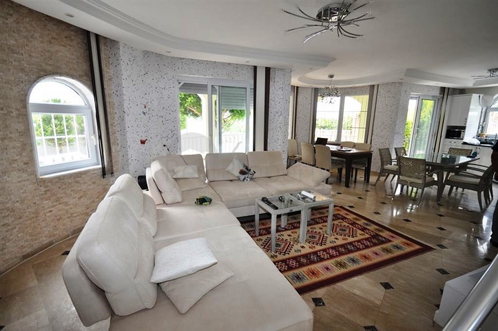 فيلا مع بركة سباحة خاصة في الانيا