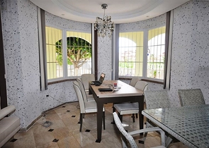 فيلا مع بركة سباحة خاصة في الانيا